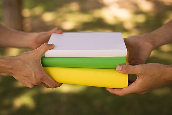 Clinica Prevent donează 10.000 de caiete pentru copiii din Alba Iulia