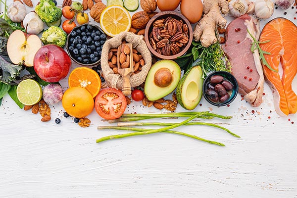 Alimente care ajută la somn: nuci, pește, fructe